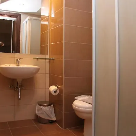 Agela & מלון דירות 3*